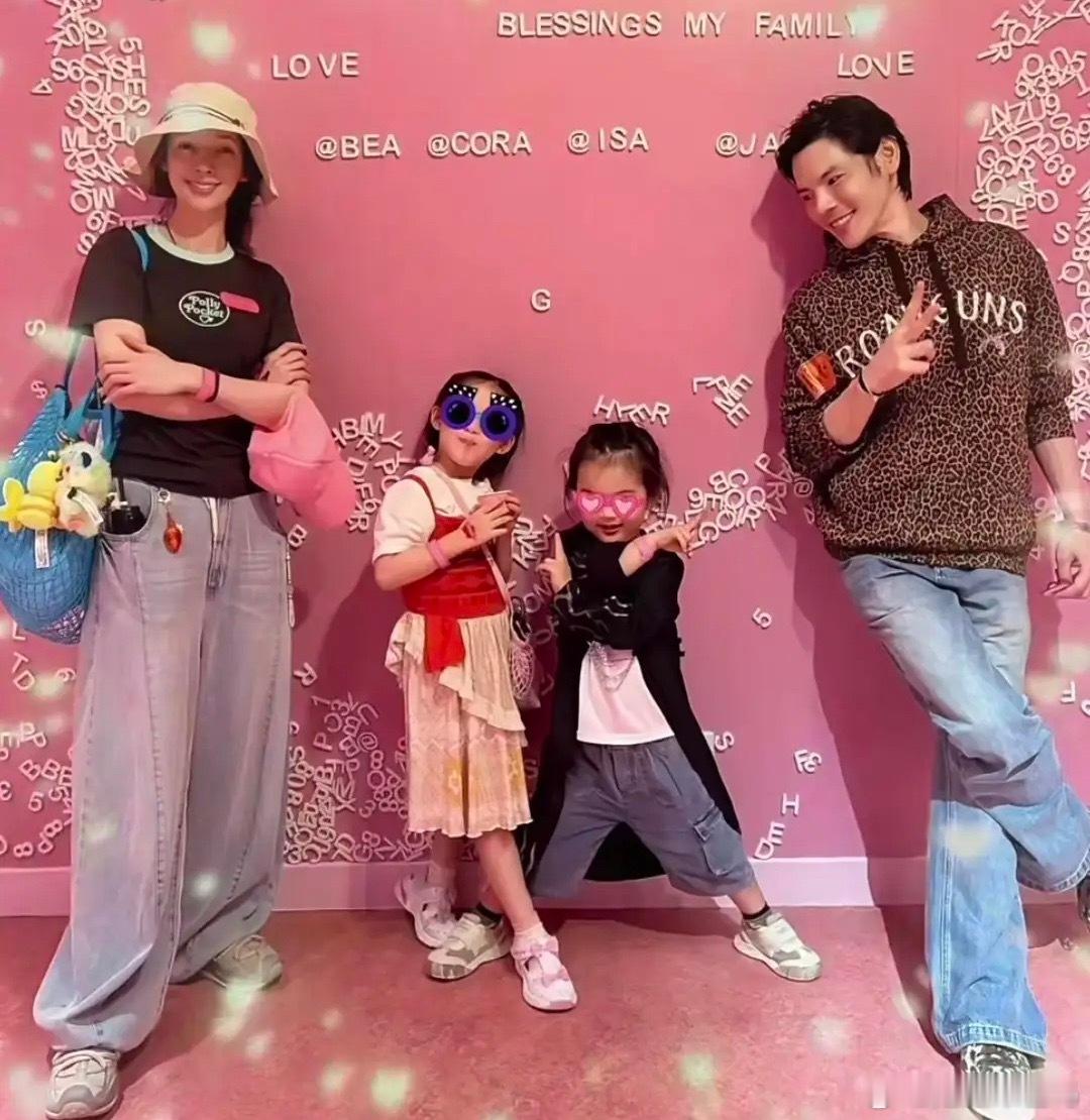 向佐郭碧婷带两个孩子出游，Cora长得好像奶奶向太，笑起来俏皮十足，特别招人喜欢