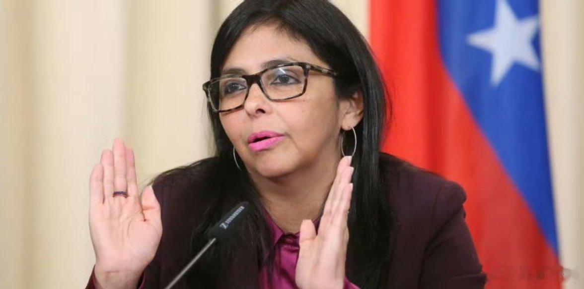 网友调侃委内瑞拉并入了美国，委女代总统连忙解释没有没有，虽然看上去美国睡在委内瑞