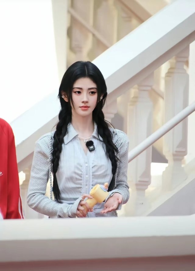 时代变了，居然看到鞠婧祎录综艺和新剧男主炒cp。印象中鞠婧祎在娱乐圈一直是个独来