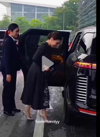温情时刻！9月14日，苏提达王后陪着泰王抵达越南访问。国王和王后不仅一起亲自