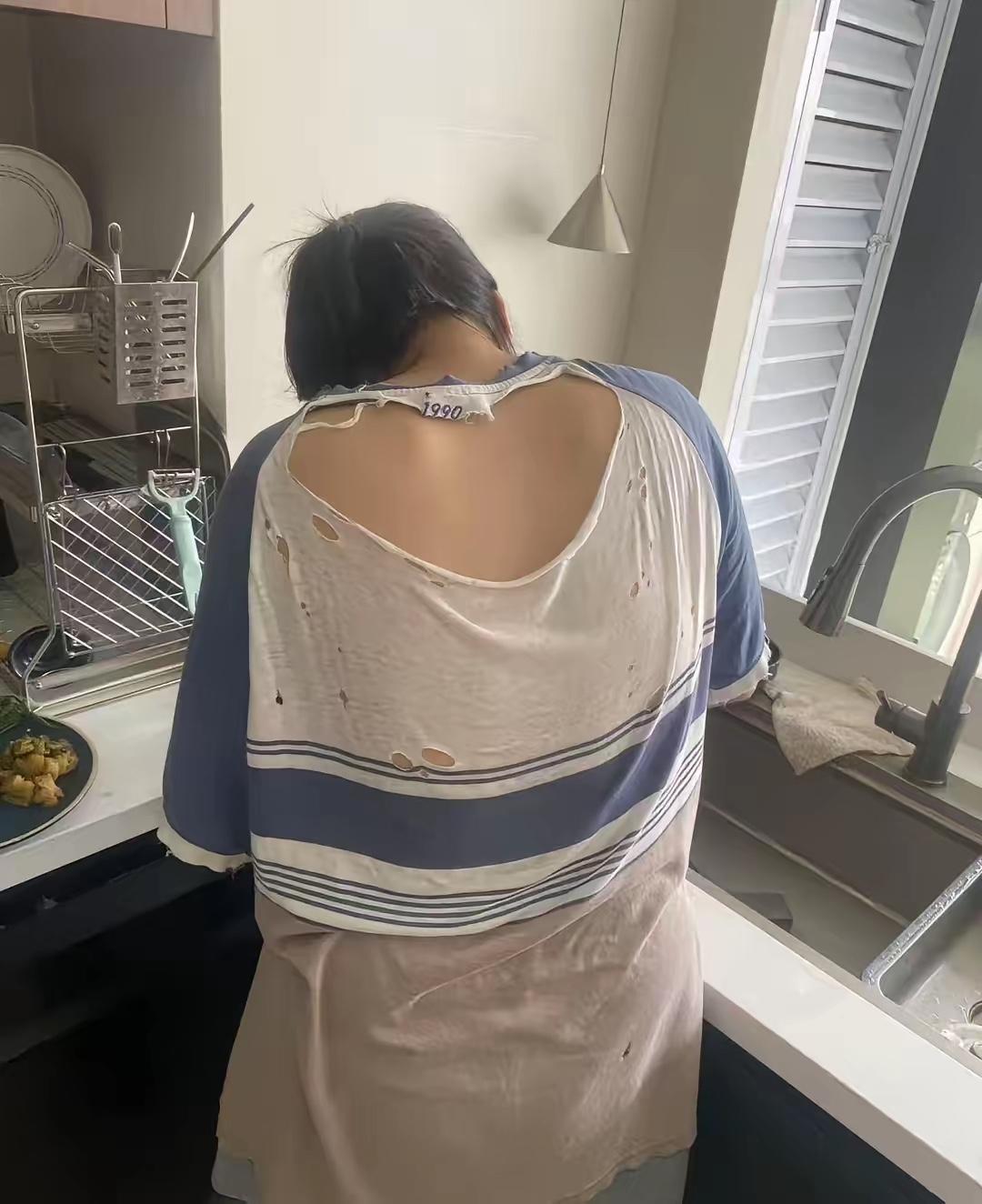 笑死我了！中午做饭的时候，老妈看到我嫂子穿的T恤烂成露背装了，给她微信上转了10