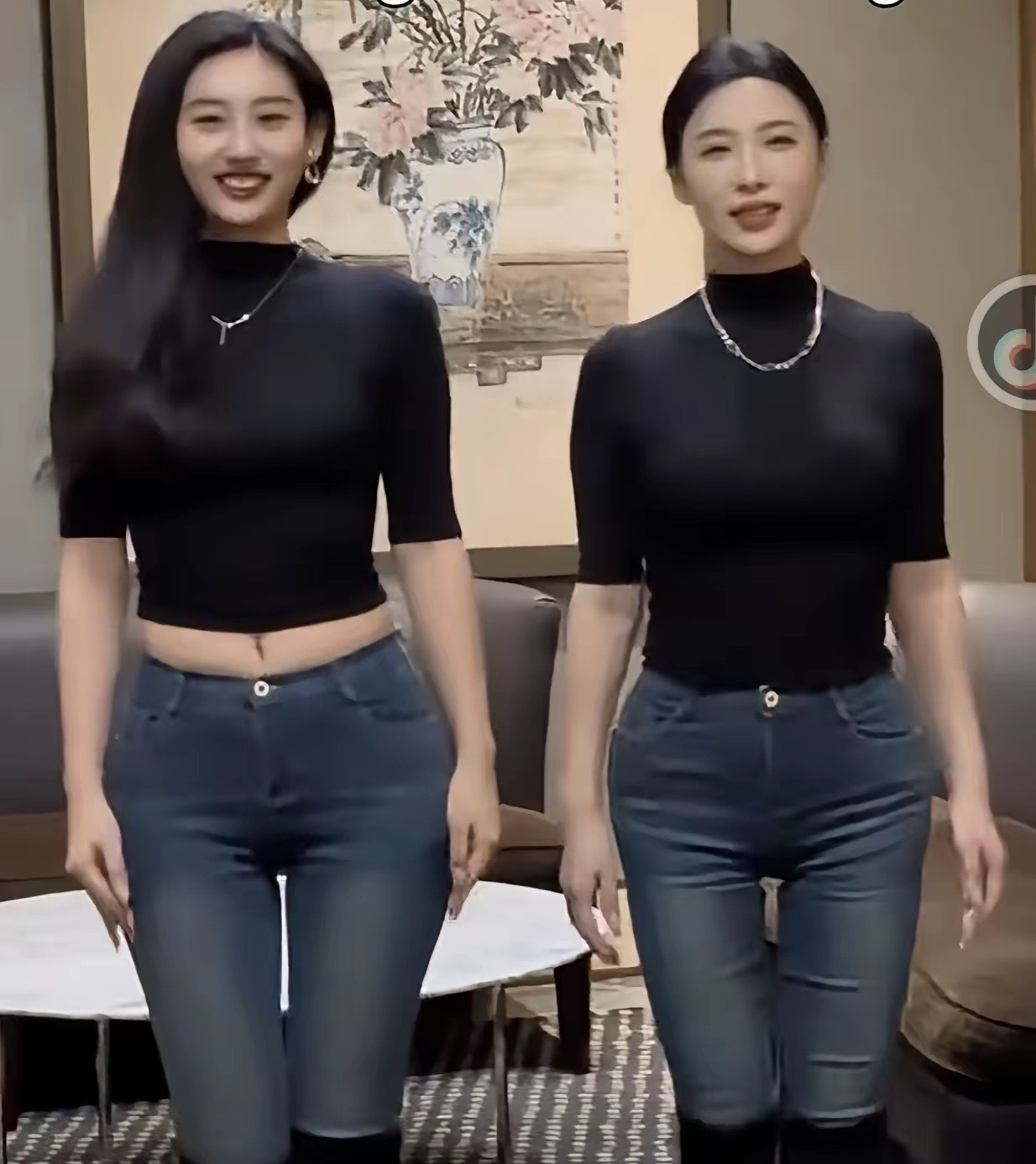 母女俩看得出哪个是女儿哪个是妈妈吗如果给你选你选哪个