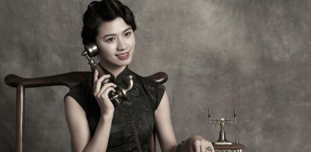 1974年，26岁的男警员，来到61岁的“上海滩十大美人”之首的蒋梅英家，一番寒