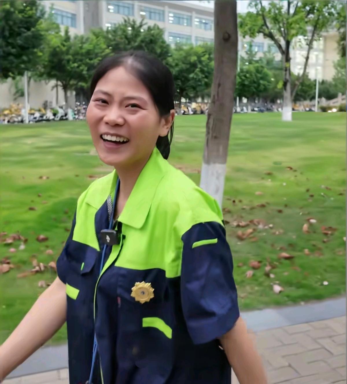 凌晨5点上岗，学习到深夜12点，环卫妈妈考研上岸，身教胜过万千说教。说实话，