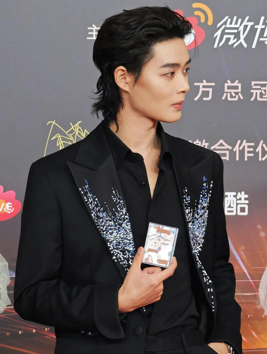 微博视界大会红毯柯淳脸为什么凹进去了，看身材也没有瘦到那种程度的样子​​​