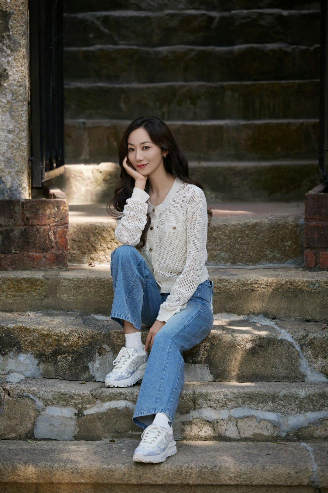 43岁韩雪的中年穿搭真时髦！白色上衣+浅蓝色牛仔裤，减龄又高级，真的太美了。
