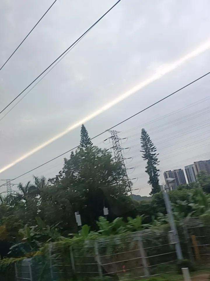 高铁上，一家三口使我大开眼界，果然有什么样的家长就有什么样的熊孩子。早早起来