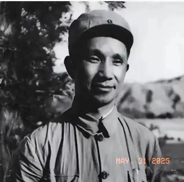 1977年，北京。粟裕刚刚吃完午饭，突然听到随员报告：“有个江西来的老同志叫陈兴