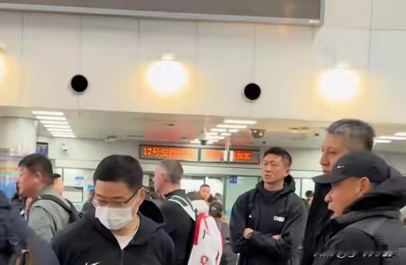 中国男篮已经到日本了！来备战与日本的比赛！这次14人名单！我感觉有点悬！徐杰，曾