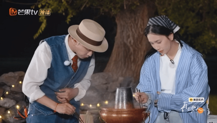 何美延和梁淞给所有夫妻上了一课不要试探爱意何美延夹丸子时被铜锅烫到手。梁淞