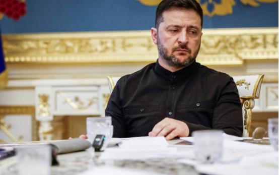 泽连斯基的又一个黑暗之日，难怪特朗普不肯再援乌 泽连斯基的又一个黑暗之日就这