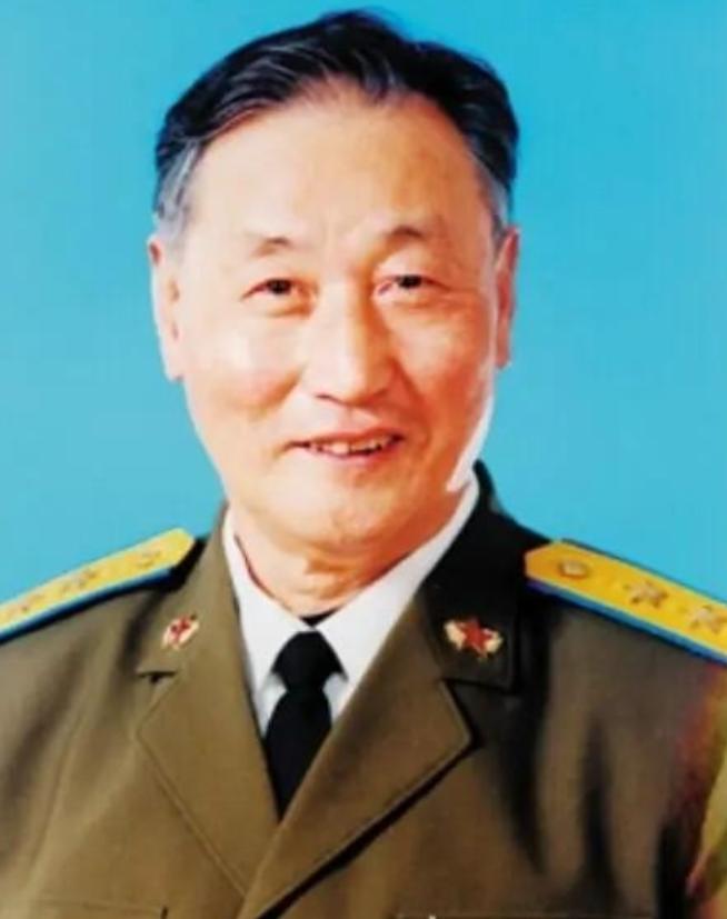 1951年，志愿军飞行员刘玉堤在返航途中，无意间发现自己下方竟有一群黑压压的敌机