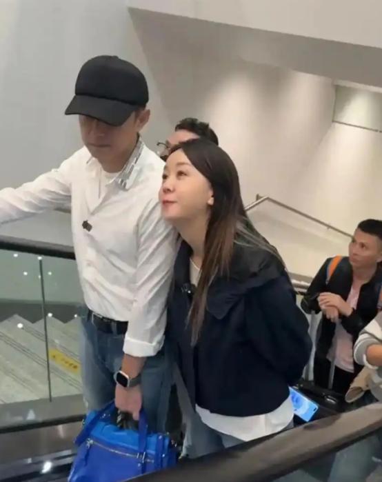 2011年，演员王一楠说，她第一次去高鑫家，一见到未来婆婆，当场惊呆了，嘴巴张得