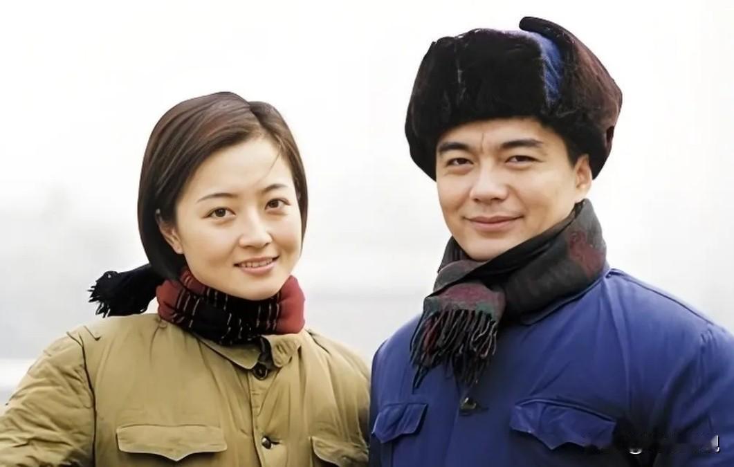 仔细看，那时的许亚军高大帅气，剑眉星目，俊朗不凡！真的是从年轻一直帅到老。而左边