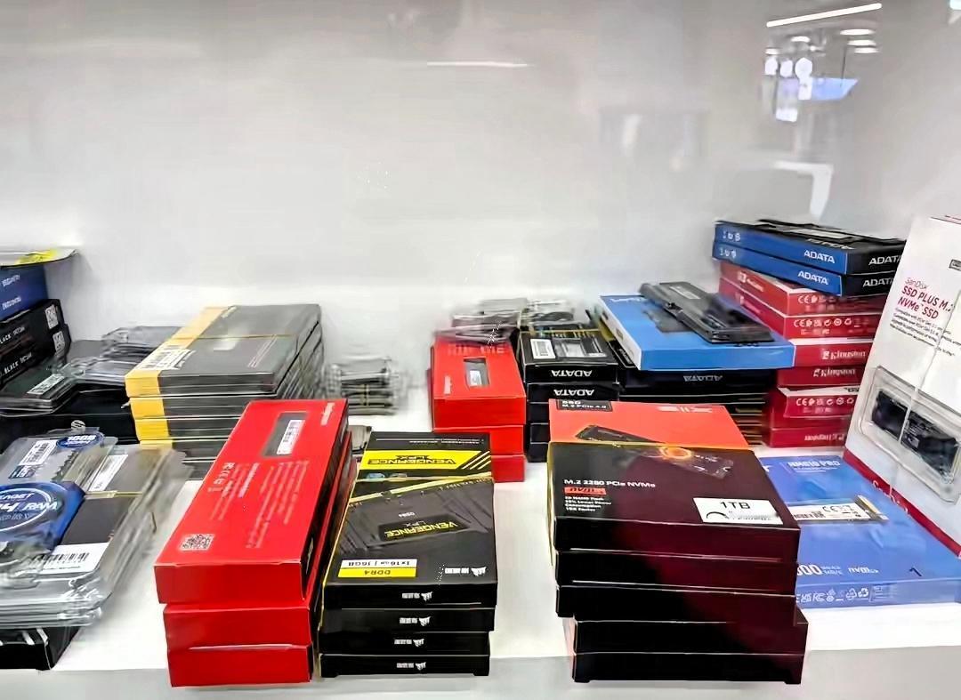 囤黄金，囤白银，囤什么都不如囤​内存条！​内存条最近涨速越来越快了，去年