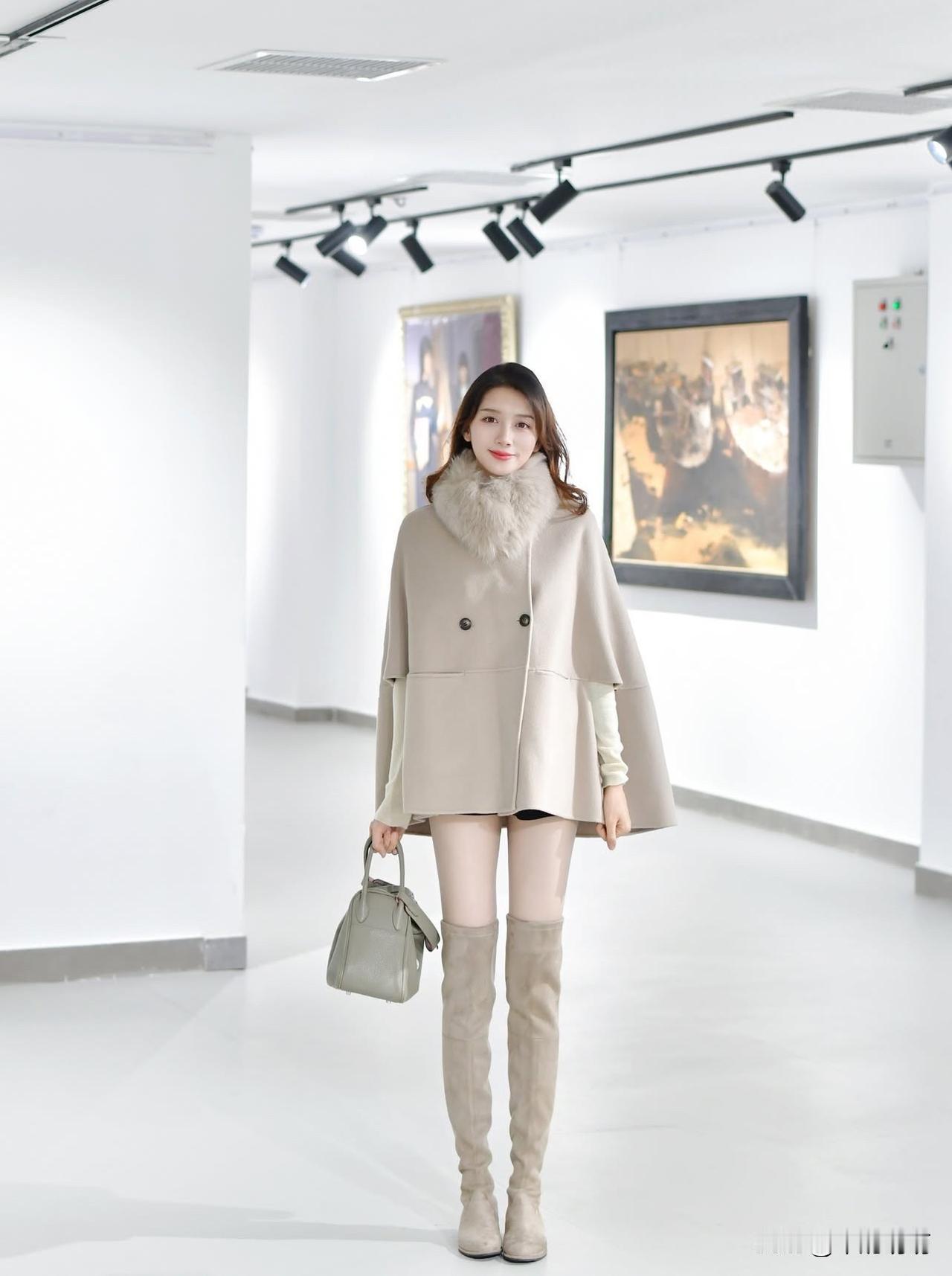 米色大衣搭配高筒靴，温暖又时尚！女生的底气有哪些?
