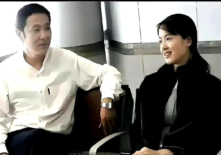 别说陈道明了，换谁都得看呆。一张旧照，陈道明看向左小青的眼神火了！那种直勾勾