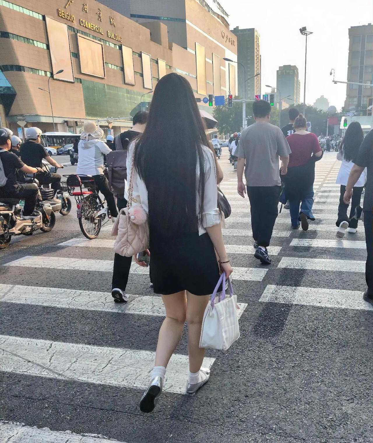 你是别人眼里的女神却淋湿了我的眼。