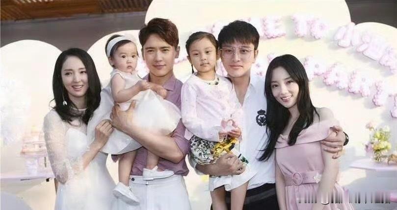 大家发现没一个女孩漂不漂亮其实从婴儿时期就能看出来看着甜馨和小酒窝从婴儿