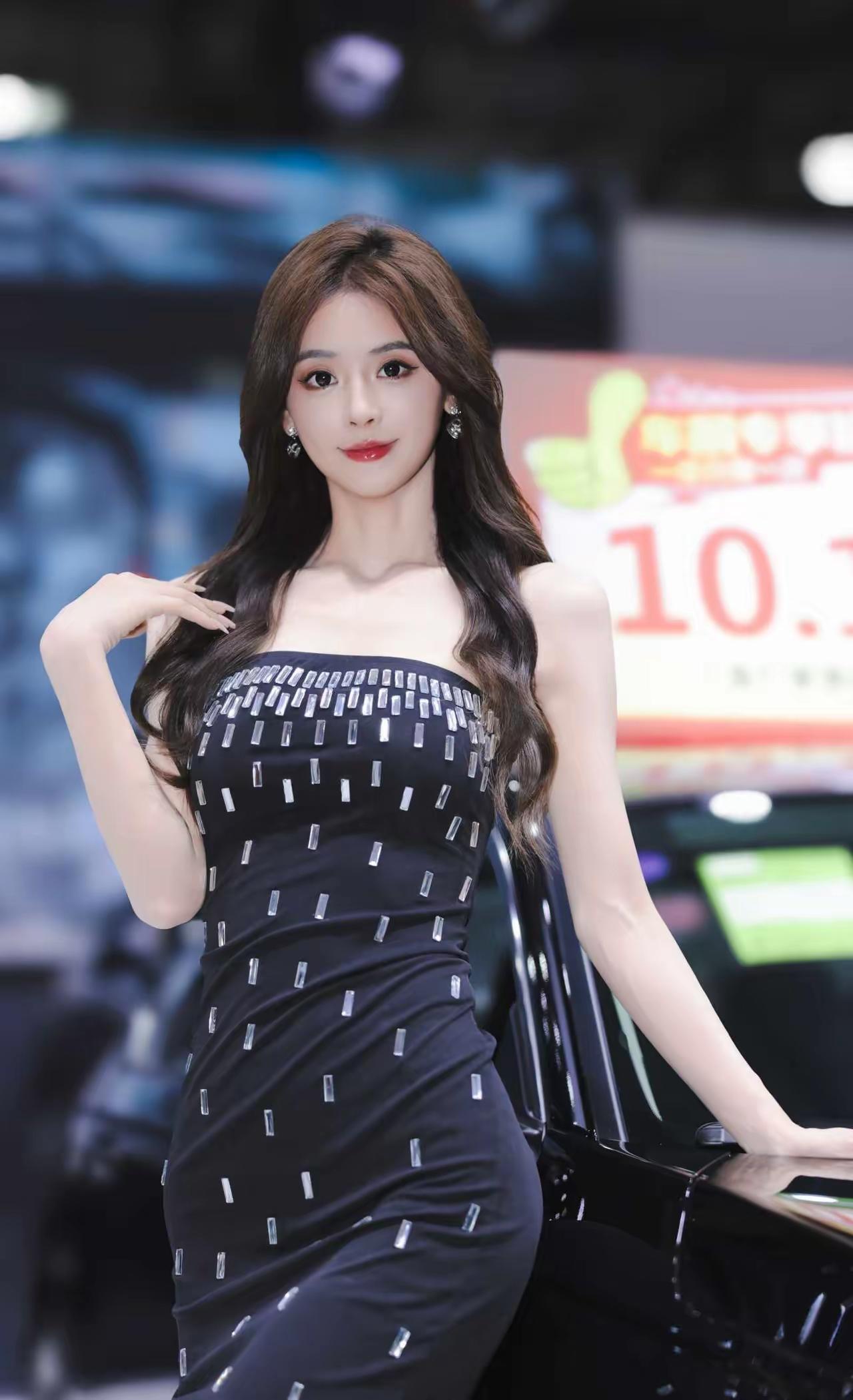 车模五月儿，绝对是时尚界的一颗璀璨明星！这位98年的合肥姑娘，身高175cm，有
