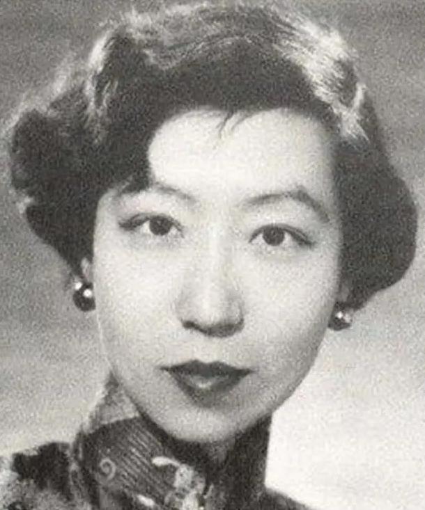 她的父亲趁妻熟睡，潜入她的卧室，她此时正在昏迷中，而父亲从怀中掏出一根针管，将冰
