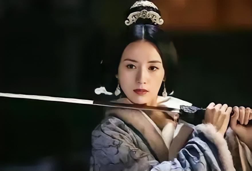 192年，董卓部将李傕攻入颍川。他一把搂住姿容绝色的16岁寡妇唐姬：“此女我要了