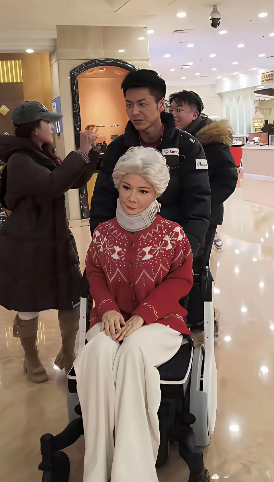 机器人是火了，但是蔡明却困惑了！现在这个替身要怎么搞？摆家里吧，占地方不说