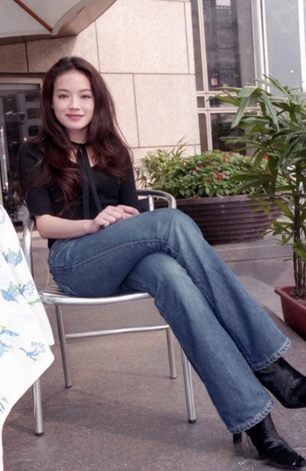 舒淇的身材比例堪称天花板！每一寸线条都恰到好处，自带清风拂面的慵懒美感，惊艳又舒