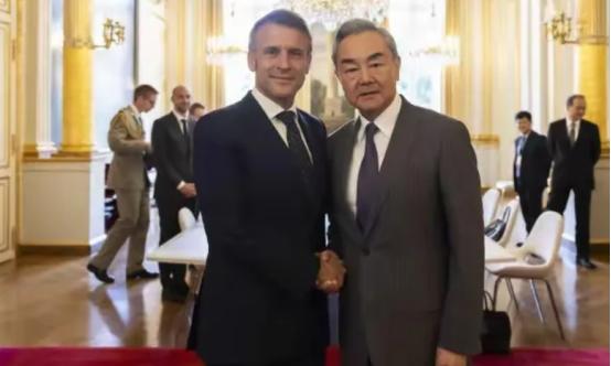 法国又投降了？法国总统马克龙当着王毅外长的面表示希望能来中国一趟，不仅是参加