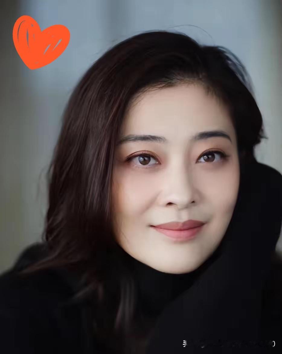 演员梅婷说：我的家庭很特殊，有我爸妈，我公公婆婆，我，我老公，两个孩子，还有两个