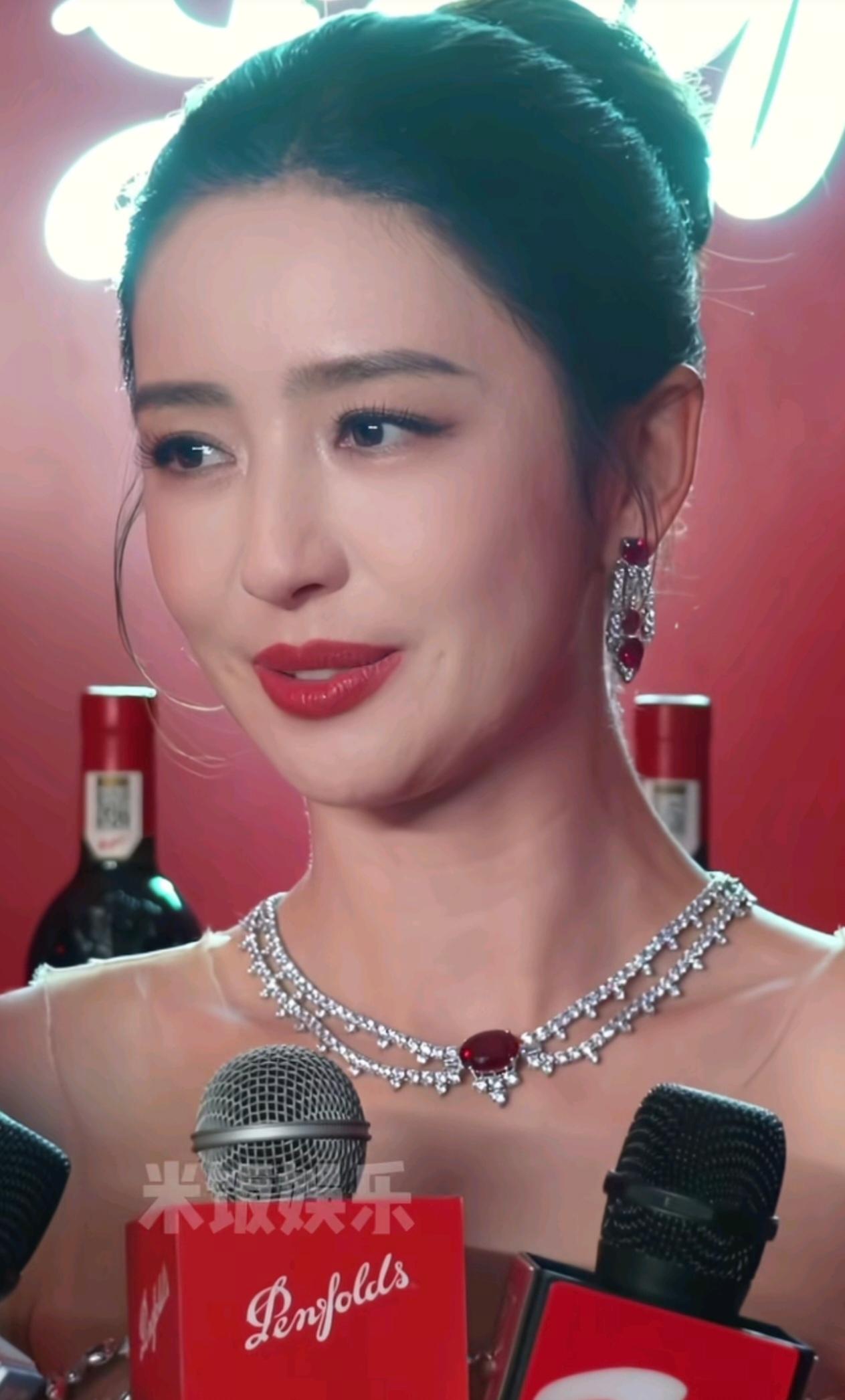 感觉佟丽娅是很典型的土纯风格，长相艳丽漂亮，却自带一点土味，表情偏多，少了高级感