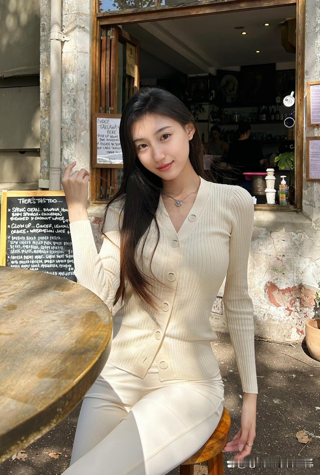 白衫美女总能给人一种清新脱俗的感觉。就像那白衫格裙的搭配，轻甜感直接拉满，仿佛是