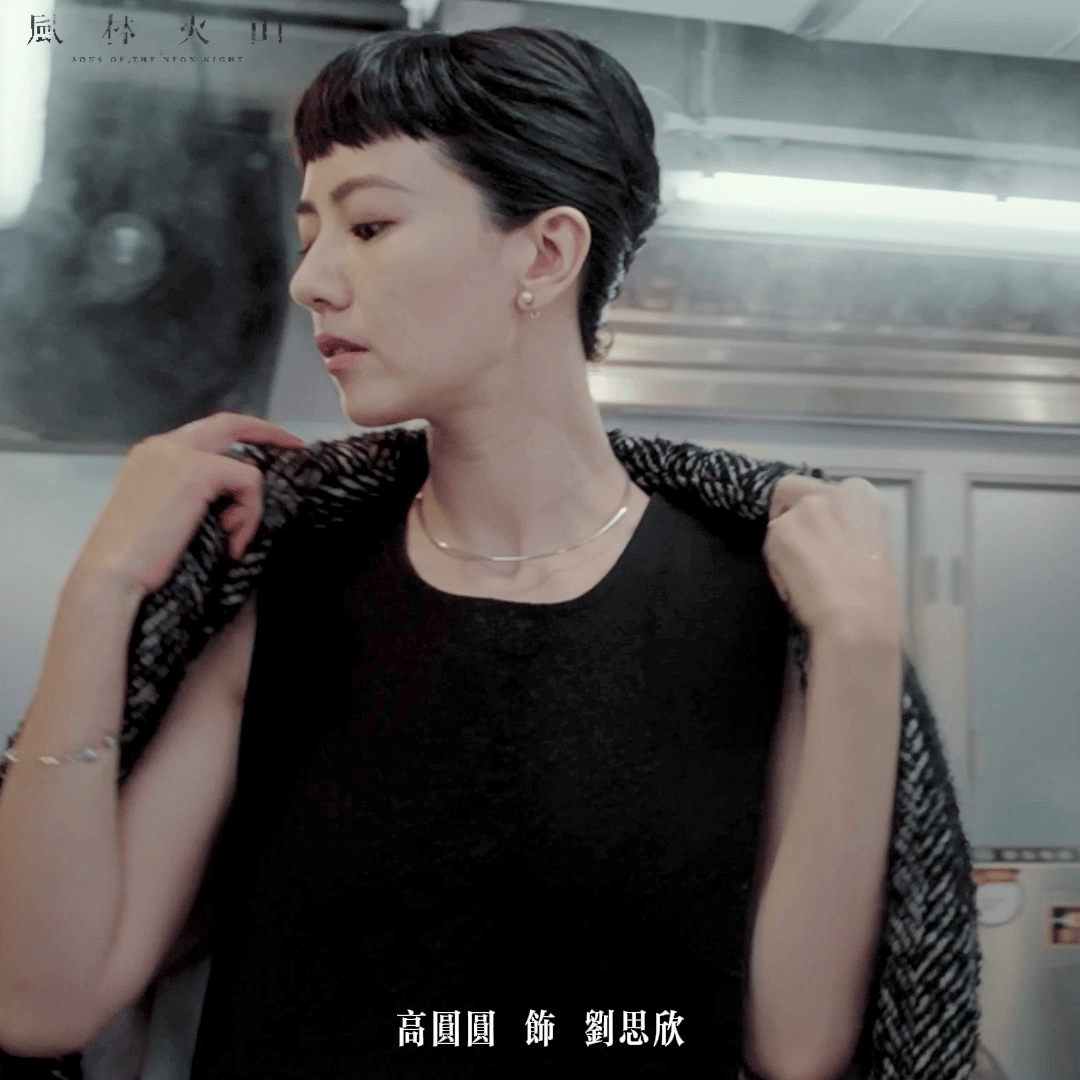 给高圆圆剪狗啃式刘海的托尼老师，现在慌不慌？看到没，热搜上，随便评论，都能刷