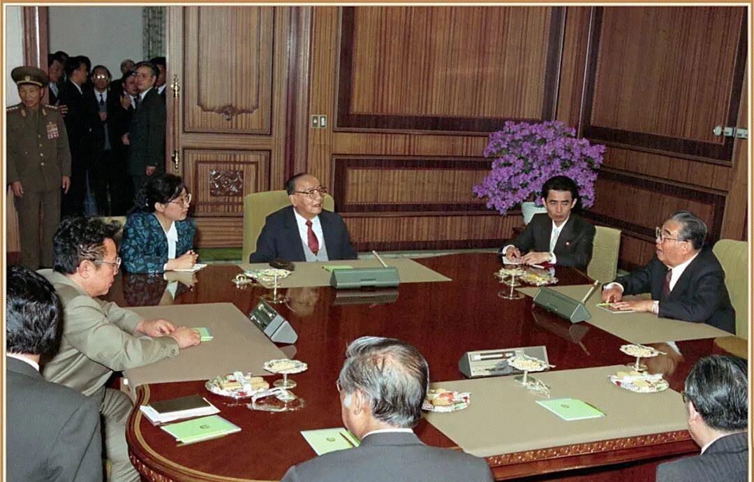 1992年4月13-17日，杨尚昆主席应金日成主席邀请，对朝鲜进行正式友好访