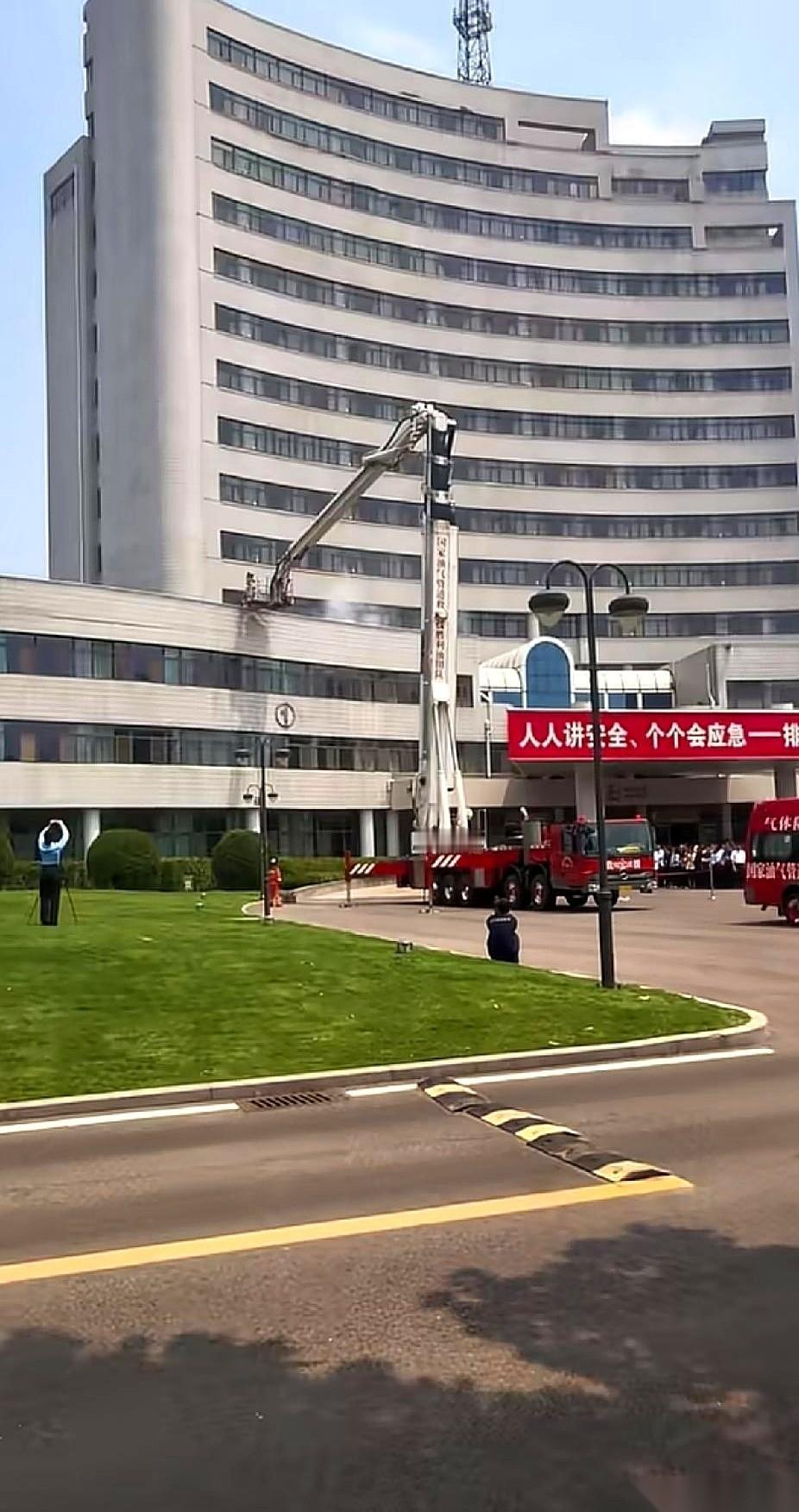 “又来？”警报声刺得人耳朵疼，老师傅把扳手往地上一扔，满脸不耐烦。旁边刚来的小