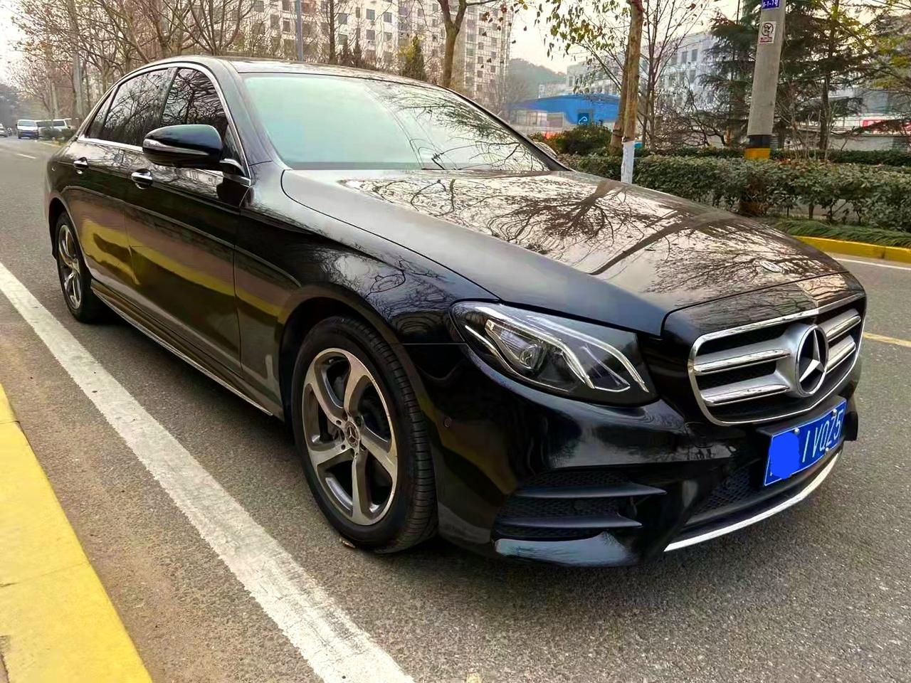 这是奔驰eclass这车很特别。特别的地方在于，它使用了迈巴赫式的国产加长，但