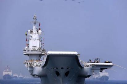 双055护卫辽宁舰，美航母带F-35C压近，中美西太再度高峰对垒。10月14号，