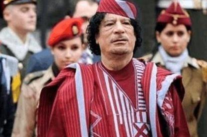 1992年联合国制裁利比亚，中国投了弃权票，卡扎菲很不满。利高官见到中国大使王厚