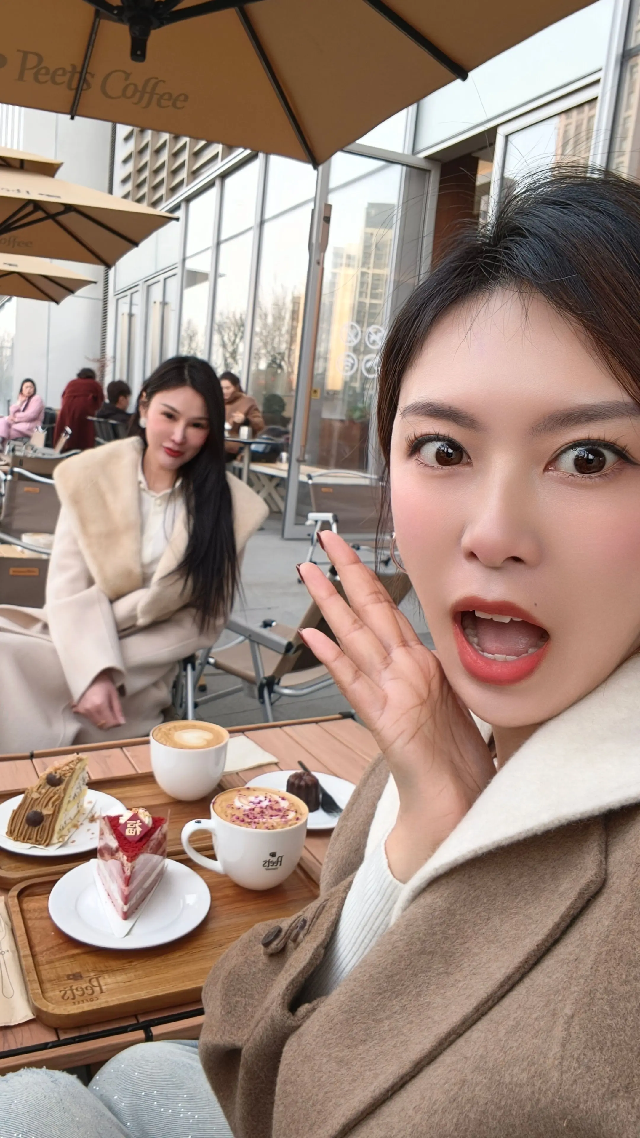 也是好起来了 跟着老板来城里见世面了🤩🤩城里的咖啡还真是比我的速溶...