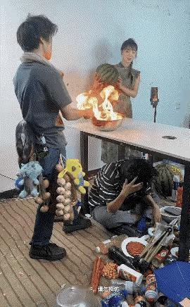 以为是魔术，原来是障眼法。