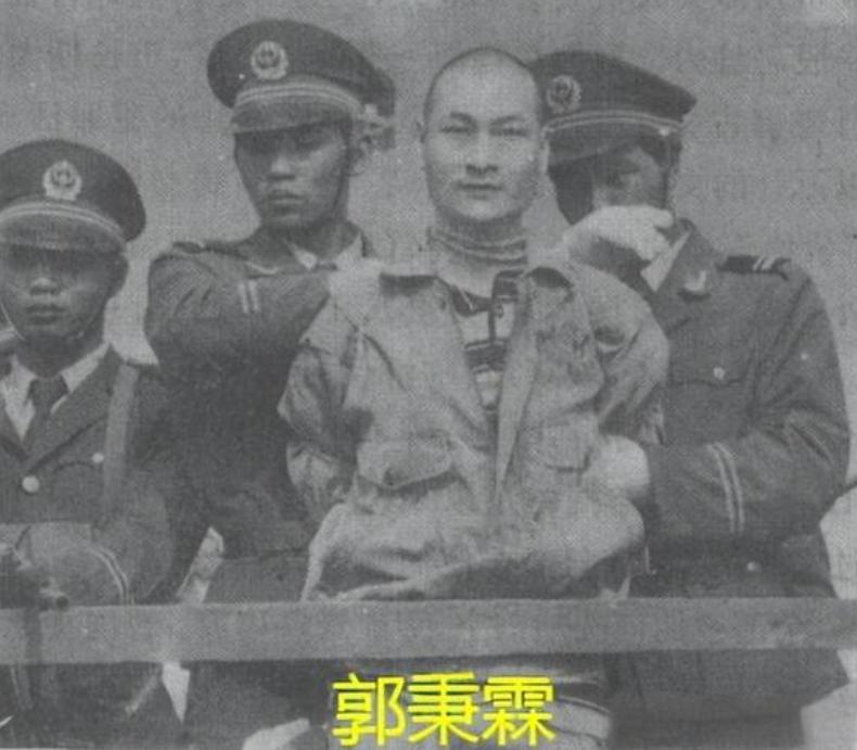 1995年某个凌晨，山西侯马市一栋别墅里，专案组民警踢开房门，在客厅沙发旁的一只