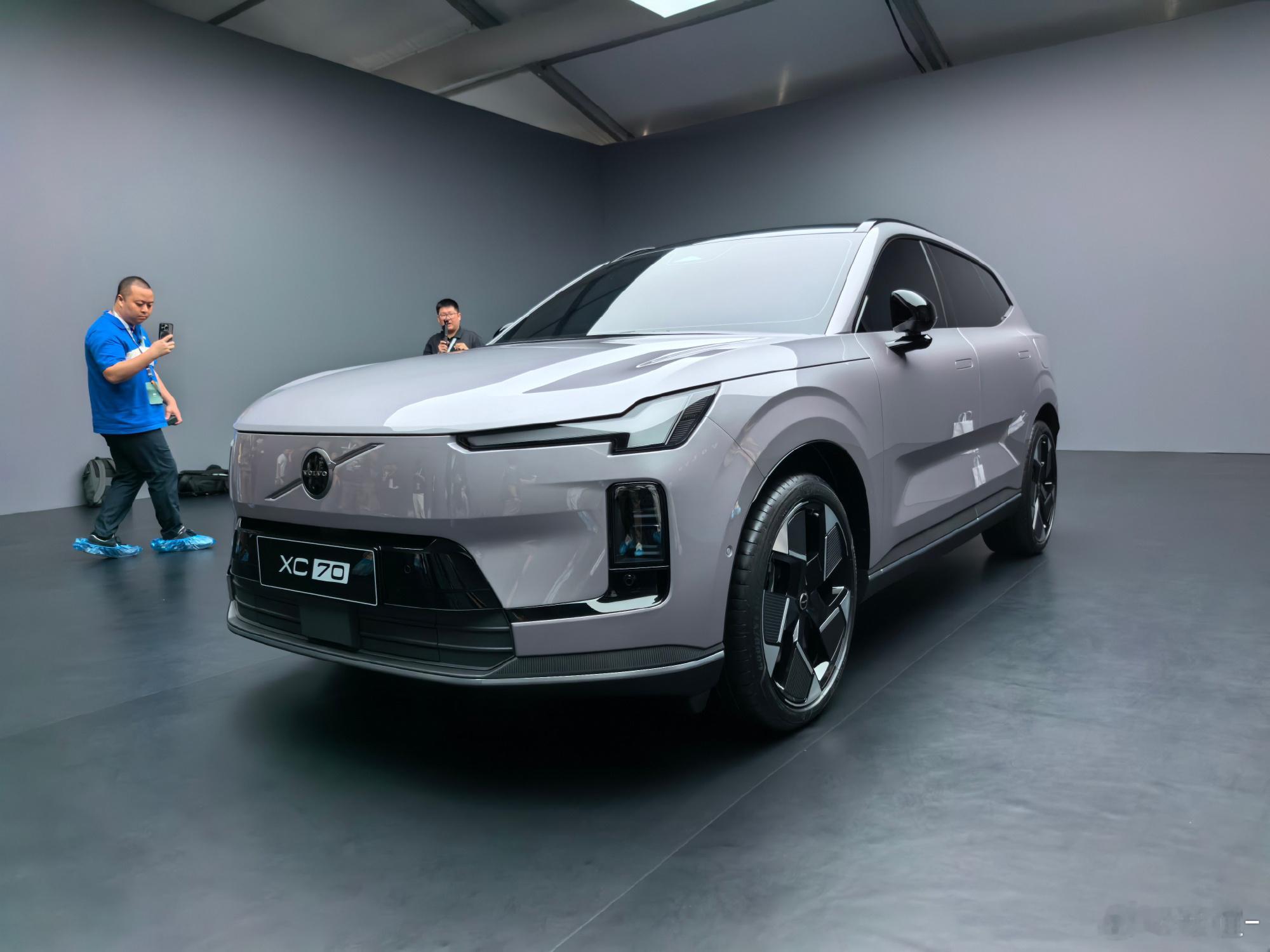 【沃尔沃XC70正式亮相】在XC60和XC90之间，沃尔沃推出了XC70，显