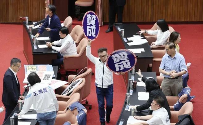 台湾这两天为普发现金一万元闹得不可开交，民进党不赞成，国、众两党赞成，此案在立院