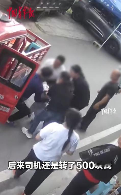 “防不胜防！”10月12日，贵州贵阳，一男子骑三轮车时，刚好一个小孩蹲在地