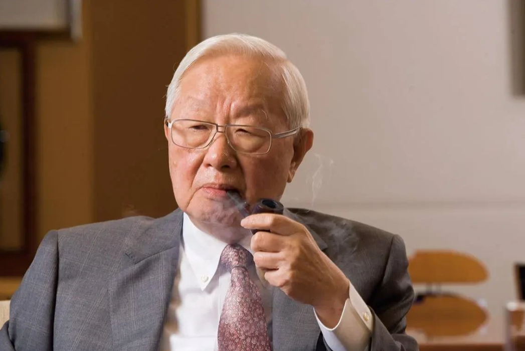 张忠谋脸红了吗？他曾说过这种话：“如果美国想扼杀他们，中国真的无能为力！”中国刚