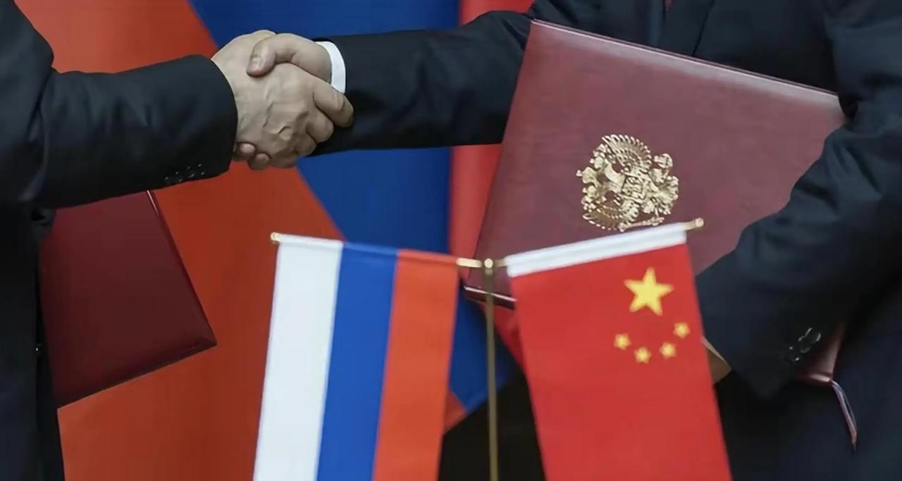 中俄的基本国情是不同的。俄罗斯不缺粮食，不缺能源，关起门来是可以过日子的，而且它