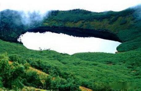 云南迷人湖在我国云南高黎贡山的原始森林，有一个奇怪的湖叫“迷人湖”，最宽处150