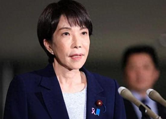 谁能料到，当初以高票当选、被日本右翼势力寄予厚望的高市早苗，如今竟彻底沦为全民公