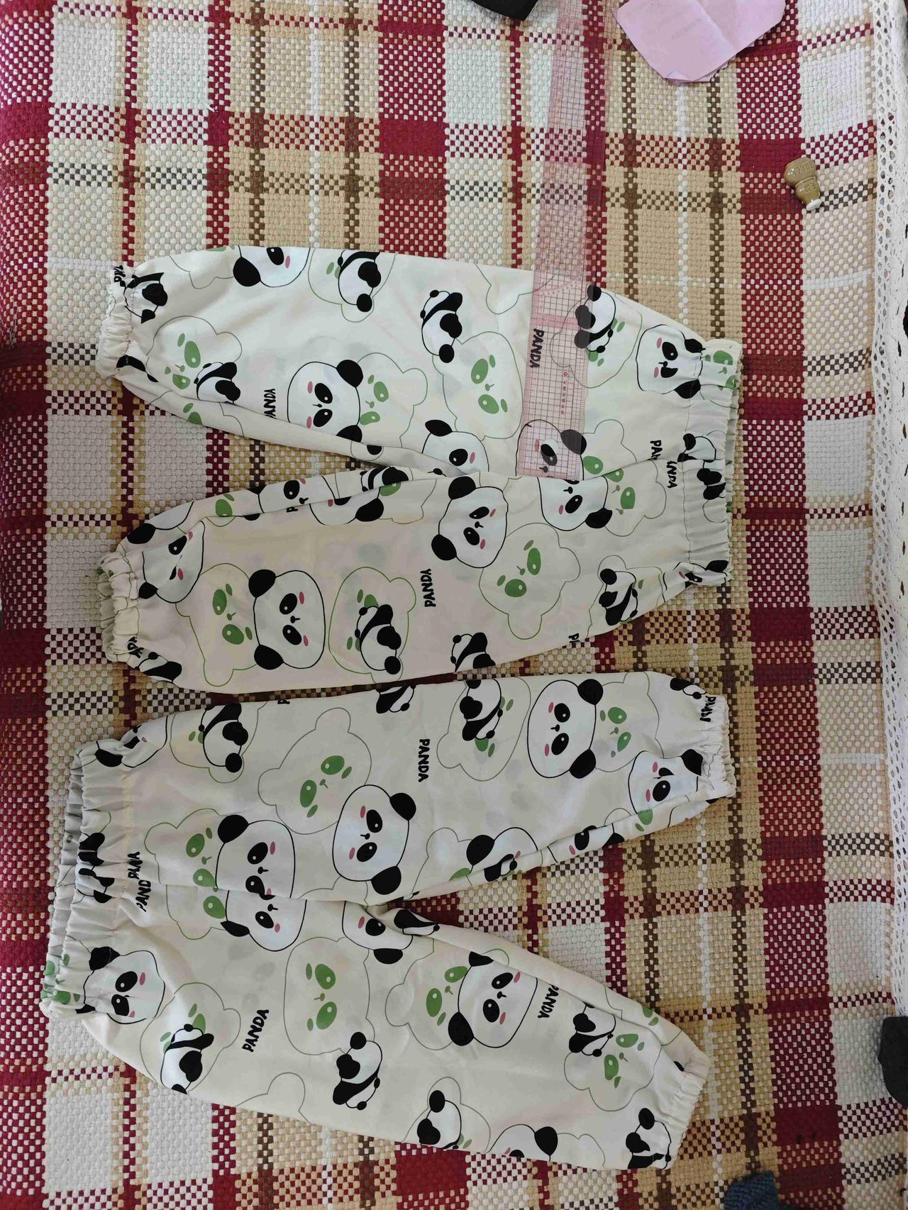 看看成品出来了。我前几天不是买两块布料吗？棉绸的，说要给小外孙儿做小防蚊裤。