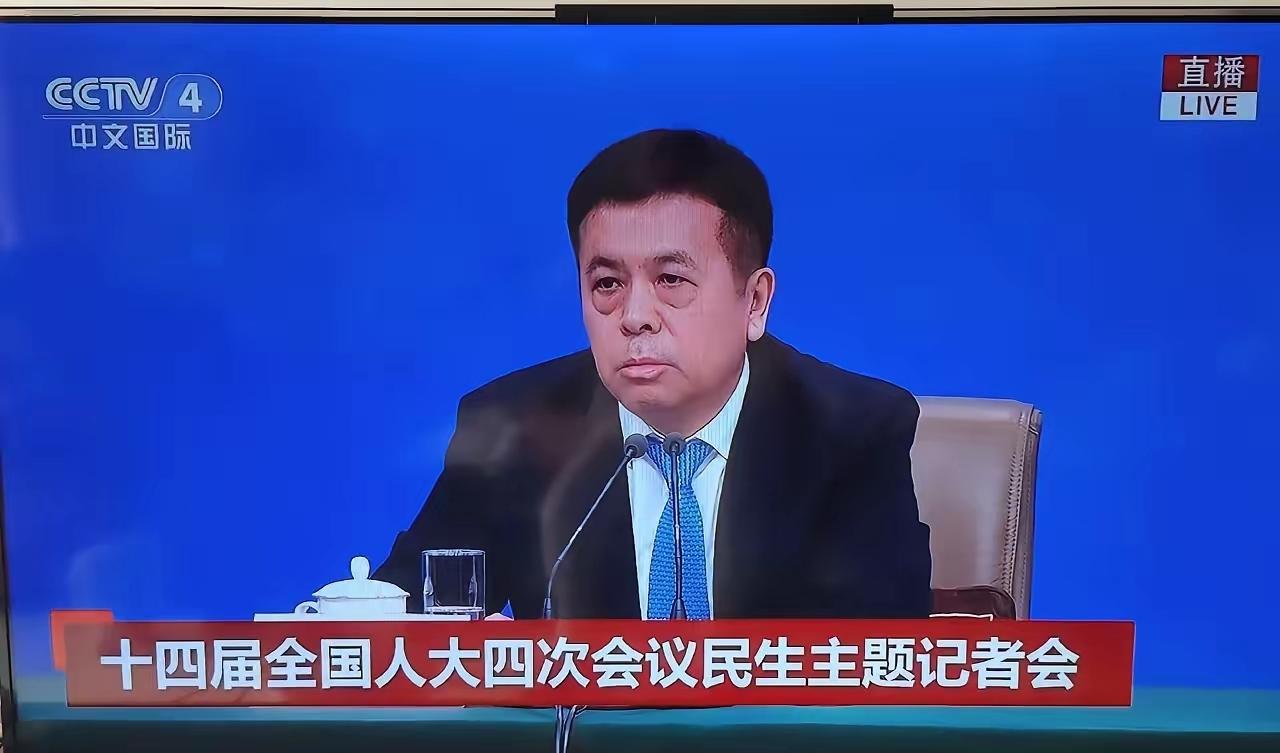 说实话，看到这种场面，第一反应竟然是有点“不习惯”。平常在电视上见惯了照